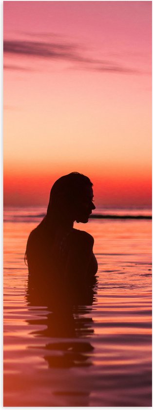 WallClassics - Poster (Mat) - Silhouet van Mooie Vrouw in Zee - 30x90 cm Foto op Posterpapier met een Matte look