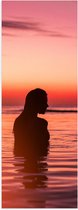 WallClassics - Poster (Mat) - Silhouet van Mooie Vrouw in Zee - 30x90 cm Foto op Posterpapier met een Matte look