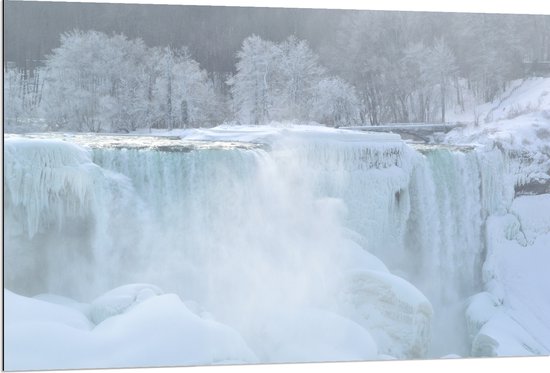 WallClassics - Dibond - Witte Winter Waterval - 120x80 cm Foto op Aluminium (Wanddecoratie van metaal)