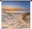 Wandkleed met een zonsondergang over duinen en strand, aan een zwarte roede.