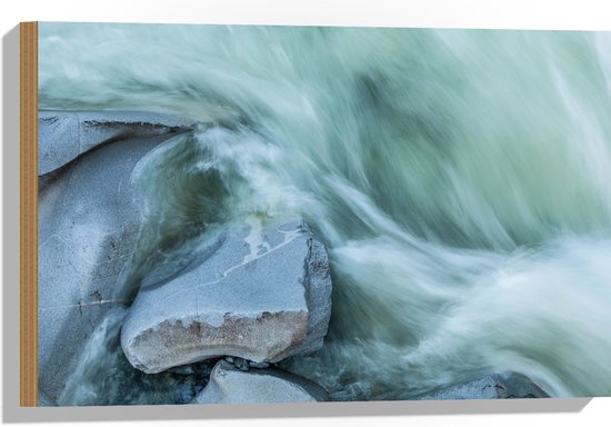 WallClassics - Hout - Blauw Stromend Water langs Stenen - 60x40 cm - 12 mm dik - Foto op Hout (Met Ophangsysteem)