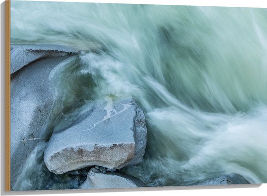 WallClassics - Hout - Blauw Stromend Water langs Stenen - 100x75 cm - 12 mm dik - Foto op Hout (Met Ophangsysteem)