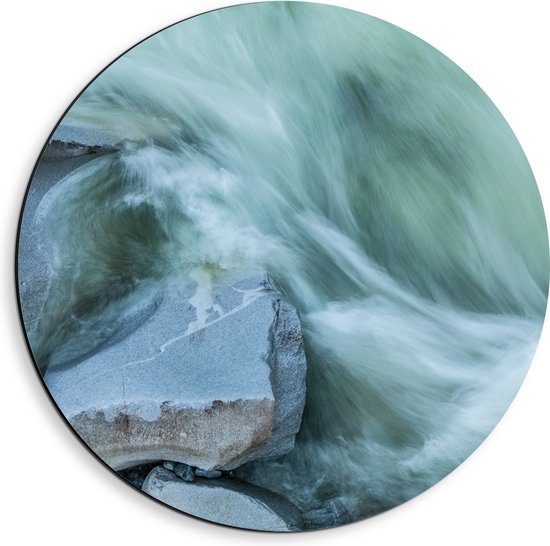 WallClassics - Dibond Muurcirkel - Blauw Stromend Water langs Stenen - 40x40 cm Foto op Aluminium Muurcirkel (met ophangsysteem)