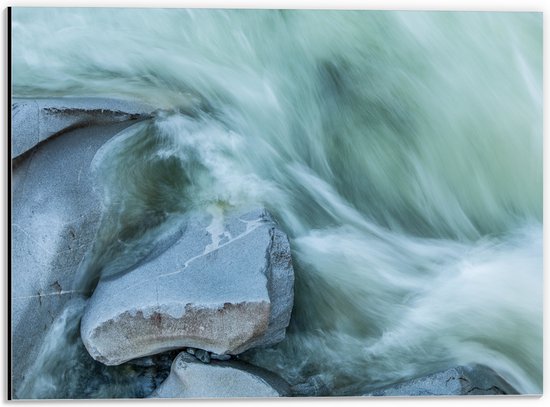 WallClassics - Dibond - Blauw Stromend Water langs Stenen - 40x30 cm Foto op Aluminium (Met Ophangsysteem)