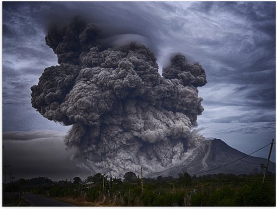 Poster Glanzend – Zwarte Rook uit Vulkaan - 80x60 cm Foto op Posterpapier met Glanzende Afwerking