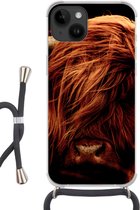 Geschikt voorApple Iphone 14 - Crossbody Case - Schotse hooglander - Koe - Hoorns - Portret - Dieren - Siliconen - Crossbody - Backcover met Koord - Telefoonhoesje met koord - Hoesje met touw