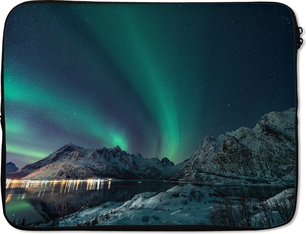Laptophoes 15.6 inch - Noorderlicht - Berg - Sneeuw - Groen - Sterrenhemel - Winter - Laptop sleeve - Binnenmaat 37x26 cm - Zwarte achterkant