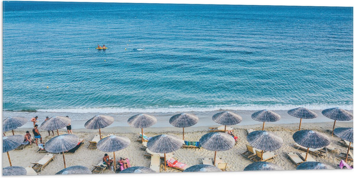 Vlag - Rieten Parasols met Ligbedjes op het Strand - 100x50 cm Foto op Polyester Vlag