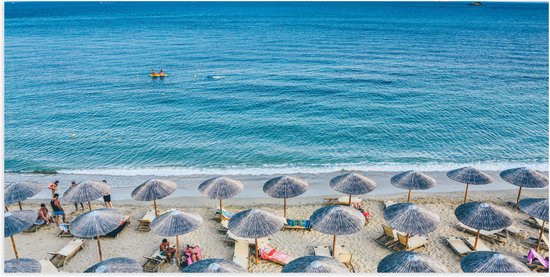 WallClassics - Poster Glossy - Parasols au toit de chaume avec transats sur la plage - Photo 100x50 cm sur papier poster avec finition brillante