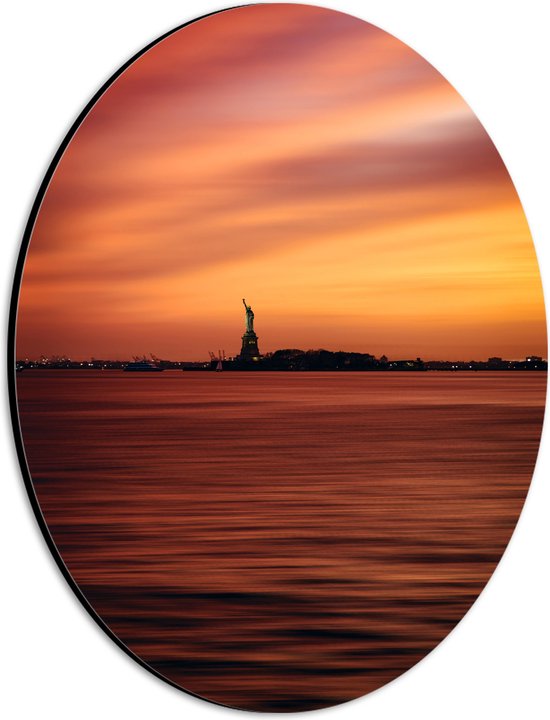 WallClassics - Dibond Ovaal - Oranje Lucht boven Vrijheidsbeeld in New York - 21x28 cm Foto op Ovaal (Met Ophangsysteem)