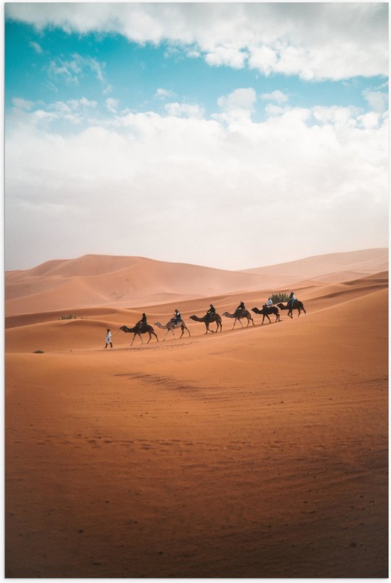 WallClassics - Poster (Mat) - Rij Kamelen in Woestijn - 60x90 cm Foto op Posterpapier met een Matte look