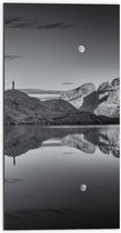 WallClassics - Dibond - Personnage sur rochers au bord de Water avec lune en noir et blanc - 50x100 cm Photo sur aluminium (Décoration murale en métal)