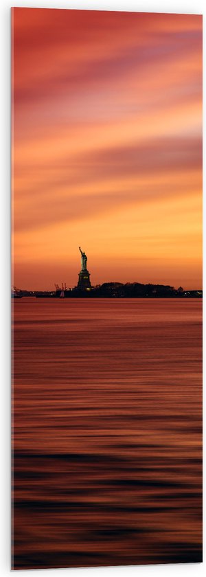 WallClassics - Acrylglas - Oranje Lucht boven Vrijheidsbeeld in New York - 40x120 cm Foto op Acrylglas (Wanddecoratie op Acrylaat)
