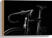 WallClassics - Hout - Zwarte Racefiets op Zwarte Achtergrond - 40x30 cm - 12 mm dik - Foto op Hout (Met Ophangsysteem)