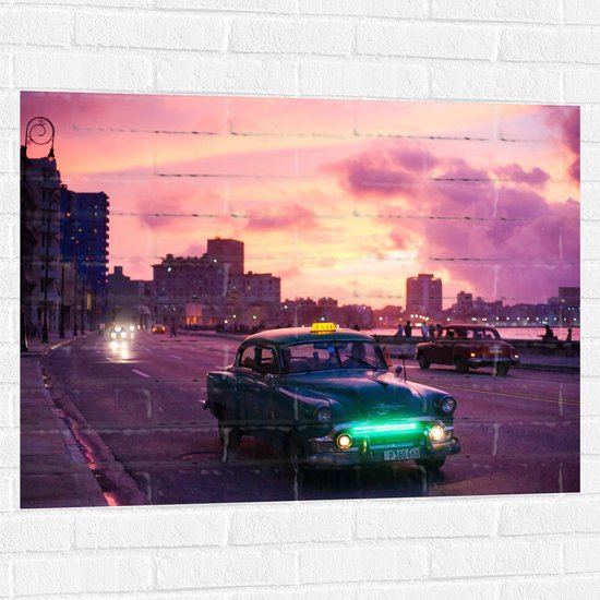 WallClassics - Muursticker - Blauw Taxi in Paarsgekleurde Stad - 100x75 cm Foto op Muursticker