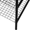 Detail van de onderkant van een zwart, metalen schoenenrek met poten en roosterplanken.