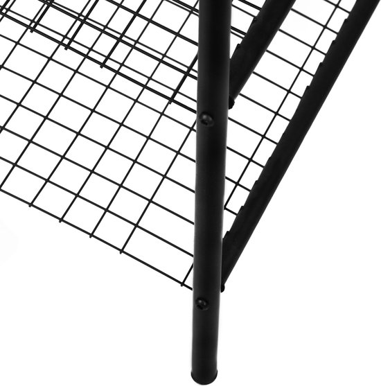 Detail van de onderkant van een zwart, metalen schoenenrek met poten en roosterplanken.