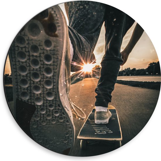 WallClassics - Dibond Muurcirkel - Skater op Asfaltweg - 30x30 cm Foto op Aluminium Muurcirkel (met ophangsysteem)
