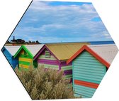 WallClassics - Dibond Hexagon - Gekleurde huisjes op het Strand - 50x43.5 cm Foto op Hexagon (Met Ophangsysteem)