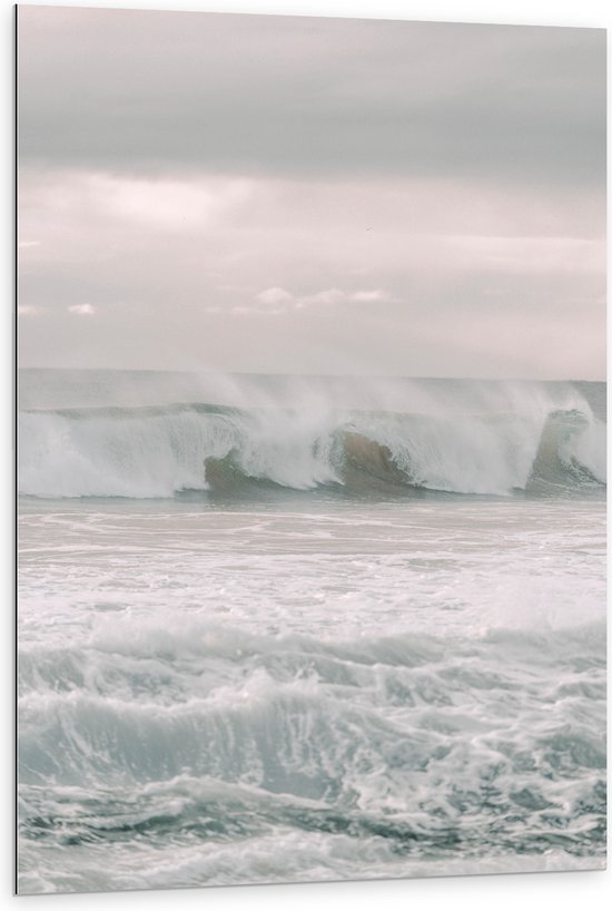 WallClassics - Dibond - Witte Golven van de Zee - 80x120 cm Foto op Aluminium (Wanddecoratie van metaal)