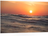WallClassics - PVC Schuimplaat- Kalmerende Zee met Zonsondergang - 105x70 cm Foto op PVC Schuimplaat