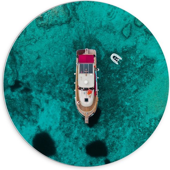WallClassics - PVC Schuimplaat Muurcirkel - Bovenaanzicht van Bootje bij Helderblauwe Zee - 70x70 cm Foto op Muurcirkel (met ophangsysteem)