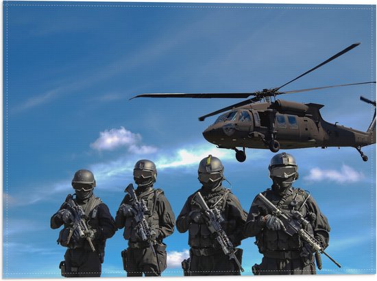 WallClassics - Vlag - Rij Soldaten bij Legerhelikopter - 40x30 cm Foto op Polyester Vlag