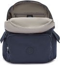 Open donkerblauwe Kipling rugzak met Kipling label van binnen.