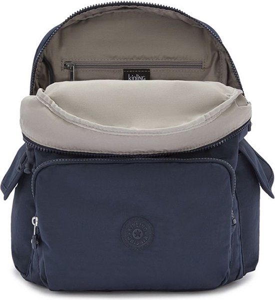 Open donkerblauwe Kipling rugzak met Kipling label van binnen.