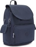 Donkerblauwe Kipling rugzak met flap, trekkoord en zijvakken.