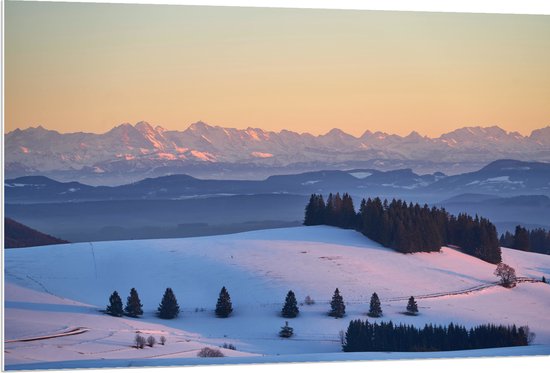 WallClassics - PVC Schuimplaat - Heuvels en Bergen met Sneeuw - 120x80 cm Foto op PVC Schuimplaat (Met Ophangsysteem)