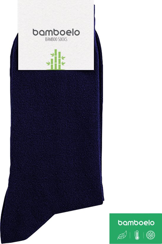 Donkerblauwe Bamboelo sok met logo en bamboe-icoon op de verpakking.