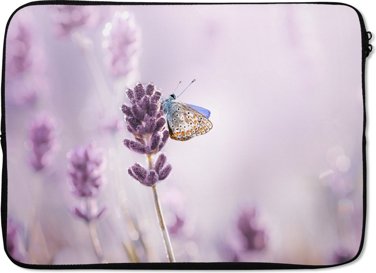 Laptophoes 14 inch - Lavendel - Vlinder - Close-up - Paars - Laptop sleeve - Binnenmaat 33x23 cm - Zwarte achterkant