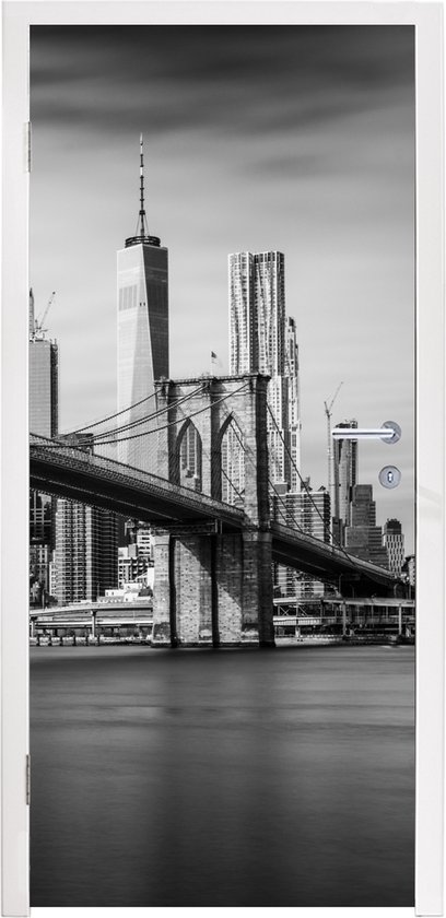 Deursticker Architectuur - New York - Brooklyn Bridge - Water - Zwart wit - 85x205 cm - Deurposter