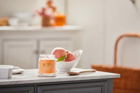 Yankee Candle - Farm Fresh Peach Signature Medium Jar
