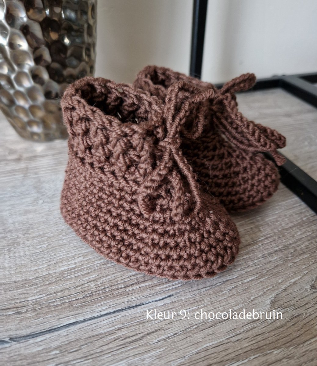 Haaksels&Kralen - Babyslofjes gehaakt met veterstrik - 8 â 9 cm - Babybooties - 100% merinowol – kleur chocoladebruin - newborn 0 tot 3 maanden - kraamkado - zwangerschap
