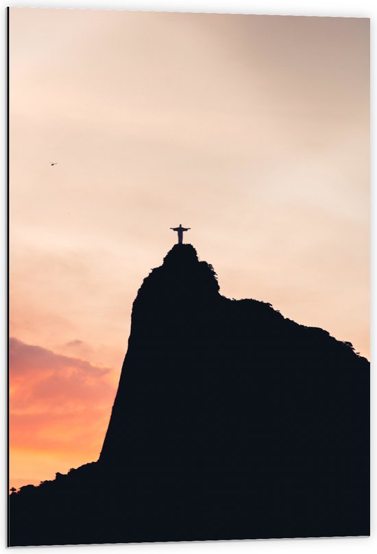 WallClassics - Dibond - Silhouet van Jezusbeeld op berg met Zonsondergang - 60x90 cm Foto op Aluminium (Wanddecoratie van metaal)