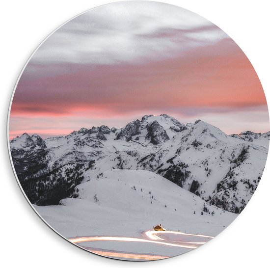 WallClassics - PVC Schuimplaat Muurcirkel - Verlichte Weg door Sneeuwlandschap - 40x40 cm Foto op Muurcirkel (met ophangsysteem)