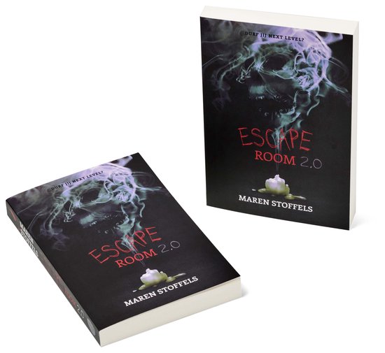 Twee exemplaren van het boek 'Escape Room 2.0' op een witte achtergrond. De kaft toont rook en een kaars.