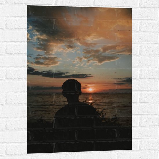 WallClassics - Muursticker - Silhouet van Persoon bij het Water - 60x90 cm Foto op Muursticker