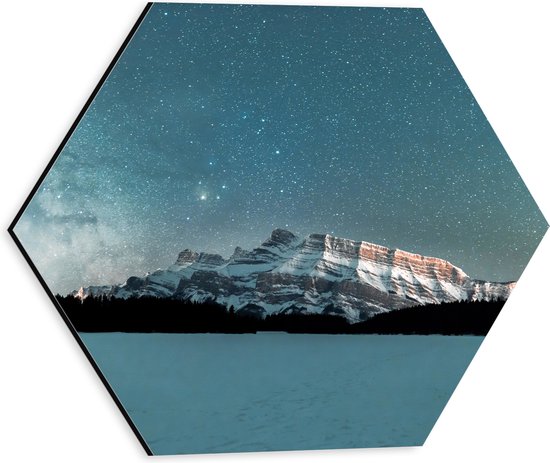 WallClassics - Dibond Hexagon - Bergen onder de Sterrenhemel - 30x26.1 cm Foto op Hexagon (Met Ophangsysteem)