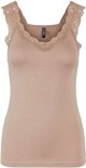 Beige hemd met V-hals en kanten afwerking aan de schouders en halslijn.