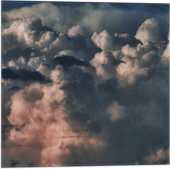 WallClassics - Vlag - Donkere Wolken in de Lucht - 50x50 cm Foto op Polyester Vlag