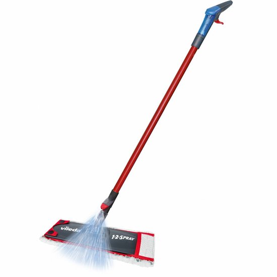 Vileda 1-2 Spray vloerwisser met rode steel die water sproeit op de witte microvezelkop.