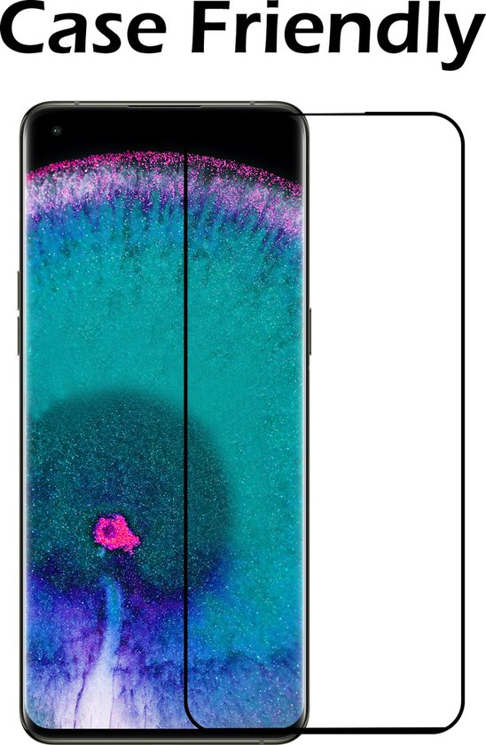 Een Nomfy screenprotector van gehard glas met zwarte randen, liggend naast een telefoon met een kleurrijk behang. Tekst 'Case Friendly'.