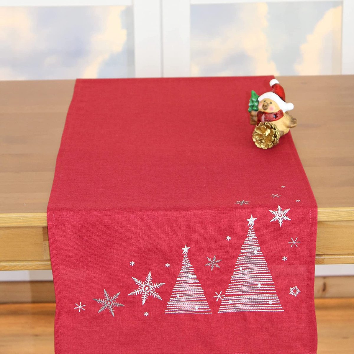 KAMACA Serie ijskristallen hoogwaardig tafelkleed met filigraan borduurwerk, eyecatcher winter Kerstmis (rood, dennenbomen tafelloper 40 x 150)