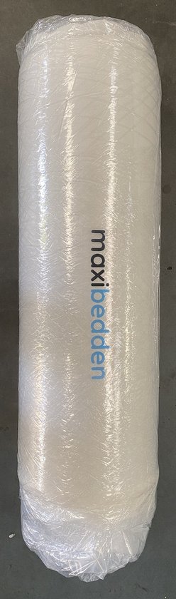 Een opgerolde witte topper matras verpakt in plastic folie. De tekst 'maxibedden' is verticaal op de matras gedrukt.