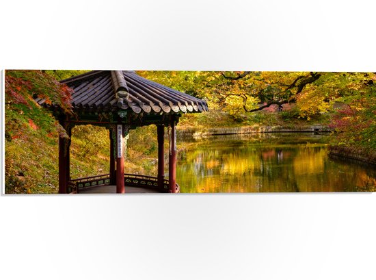 WallClassics - PVC Schuimplaat - Gazebo bij een Vijver - Secret Garden - Seoul - 60x20 cm Foto op PVC Schuimplaat (Met Ophangsysteem)