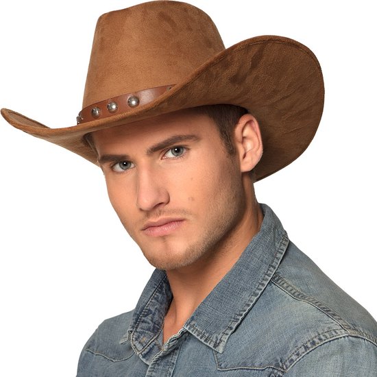 Model met bruine suède look cowboyhoed, versierd met studs op de band.