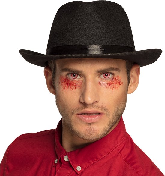 Man met zwarte hoed, rode blouse en enge rode lenzen met bloedvlekken onder de ogen.